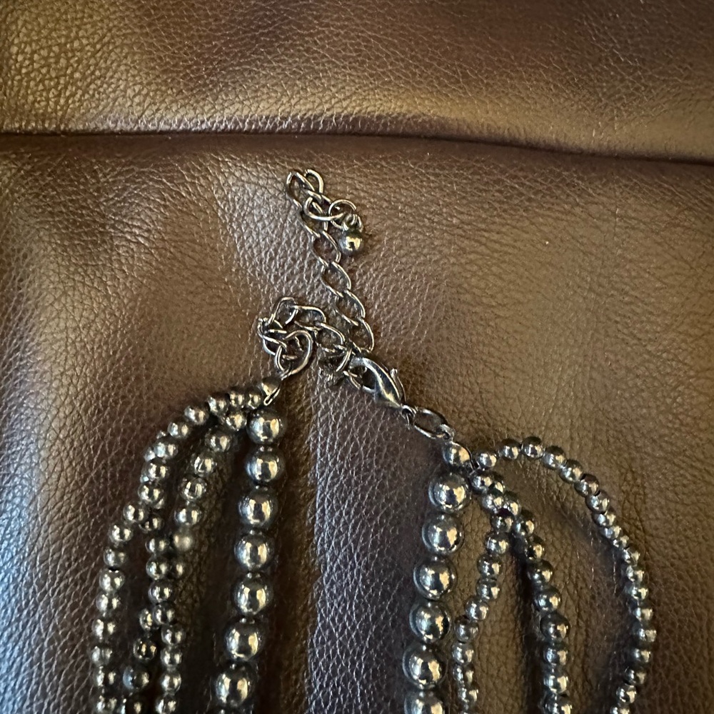 mother of pearl medallion and matching earrings set w/ adjust necklace - NWOT - Picture 3 of 4